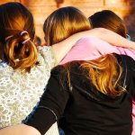 Девушки обнимаются